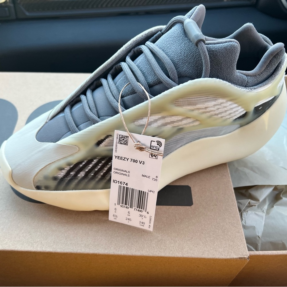 Adidas Yeezy 700 V3 Fadsal 6.5 boys